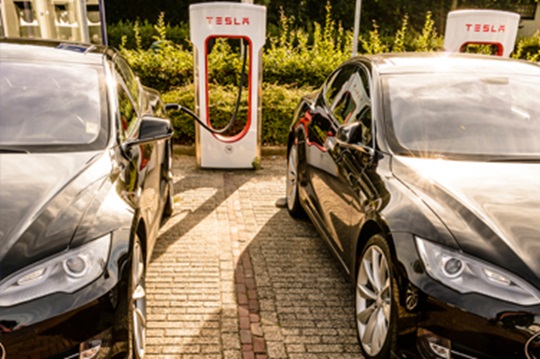 Qué hacer con esta acción del fabricante de coches eléctricos Tesla, cuya rentabilidad en el primer trimestre está a la baja.